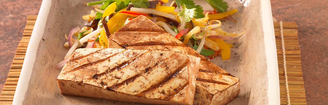marinierter Grill-Tofu mit asiatischem Gemüse