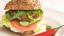 Hamburger mit Tomate und Rucola